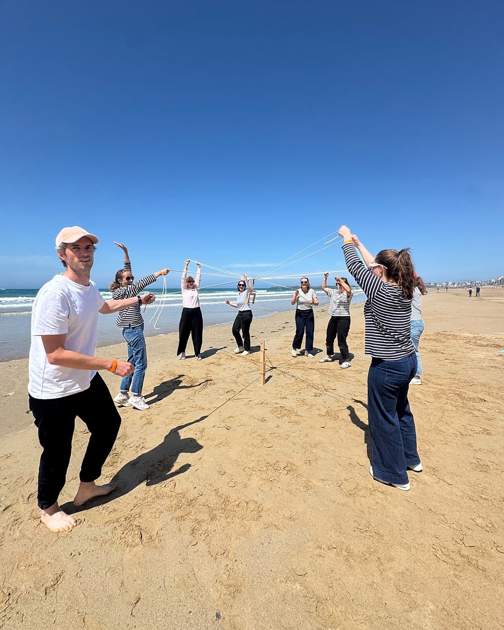 Grupo en una actividad de team building en la playa